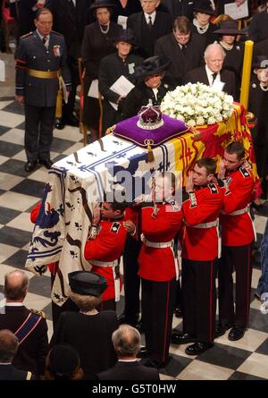 Der Sarg von Königin Elisabeth der Königin Mutter wird aus der Westminster Abbey heraus getragen. Der Sarg der Königin Mutter wird nun in die St. George's Chapel in Windsor gebracht, wo sie neben ihrem Mann, König George VI., zur Ruhe gelegt wird Stockfoto