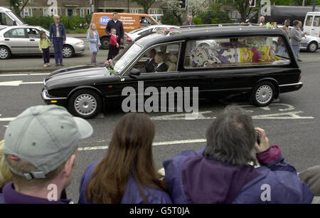 Der Leichenwagen, der den fahnendrapierten Sarg von Königin Elizabeth, der Königin Mutter, trägt, kommt an Tausenden von Menschen vorbei, die die Route entlang der A4 säumen, während er sich nach ihrer Beerdigung in Westminster Abbey heute Morgen von Central London aus vor einer privaten Zeremonie in der St. George's Chapel in Windsor bewegt. Stockfoto