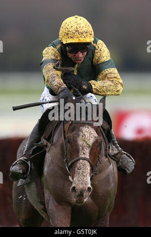 Pferderennen - 2012 Das Internationale Treffen - Erster Tag - Cheltenham Rennbahn. Forgotten Gold wurde von Paddy Brennan auf dem Weg zum zweiten Platz in der Verfolgungsjagd der Shloer-Novizen geritten Stockfoto