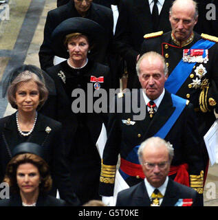 Schwedens König Carl XV1 Gustaf und Königin Silvia, erste Reihe, Spaniens König Juan Carlos und Königin Sofia, mittlere Reihe, und Norwegens König Harald V. und Königin Sonja, hintere Reihe, verlassen Westminster Abbey in London nach dem Trauergottesdienst für die britische Königin Mutter. Stockfoto