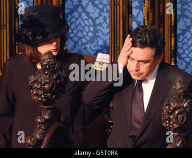 Der Kanzler Gordon Brown und seine Frau Sarah beobachten den Trauergottesdienst von Königin Elizabeth, der Königin Mutter, in Westminster Abbey, London. Stockfoto