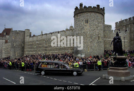 Die Begräbniskortege der britischen Königin-Mutter passiert die Queen Victoria-Gedenkstatue vor Windsor Castle. Königliche Würdenträger und Politiker aus der ganzen Welt versammelten sich in London, um der im Alter von 101 Jahren verstorbenen Queen Mother ihre letzte Ehre zu erweisen. * Sie wird neben ihrem verstorbenen Ehemann, König George VI., in der St. George's Chapel in Windsor interniert Stockfoto