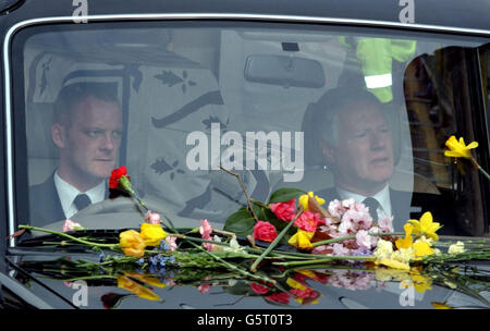 Der Leichenwagen, der den Sarg der britischen Königin Mutter trägt, bedeckt mit Blumen, die von Wasserfischer geworfen wurden, kommt am Schloss Windsor an. Königliche Würdenträger und Politiker aus der ganzen Welt versammelten sich in London, um der Queen Mother ihren letzten Respekt zu erweisen. * ... der im Alter von 101 Jahren starb. Neben ihrem verstorbenen Ehemann, König George VI., wird sie in der St. George's Chapel in Windsor interniert Stockfoto