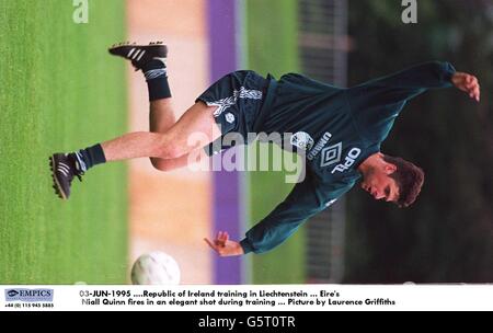 03-JUN-1995, Republik Irland während des Trainings in Liechtenstein, feuert Elies Niall Quinn in einer eleganten Aufnahme, Bild von Laurence Griffiths Stockfoto