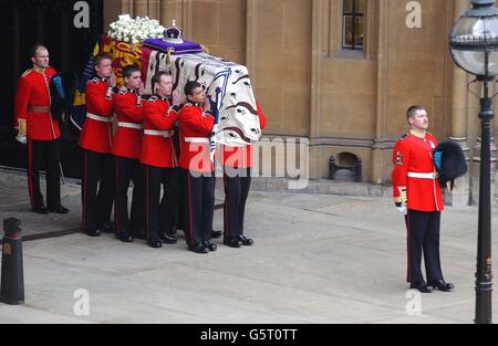 Der Sarg von Queen Elizabeth, der Queen Mother, wird aus der Westminister Hall, London, getragen, bevor er zur Westminister Abbey für ihr Begräbnis gebracht wird. Stockfoto
