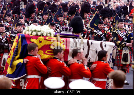 Palettierer tragen den Sarg der Queen Mother, die während ihres Trauerzugs im Zentrum Londons an massierten Army-Pfeifern vorbeigeführt hat. Königliche Würdenträger und Politiker aus der ganzen Welt haben sich in der Westminster Abbey versammelt, um der Königin Mutter, die im Alter von 101 Jahren starb, ihren Respekt zu erweisen. * Sie wird in der St. George's Chapel in Windsor neben ihrem verstorbenen Ehemann King George VI. Eingearbeitet Stockfoto