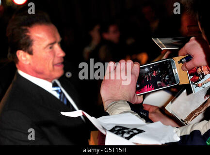 Arnold Schwarzenegger kommt zur UK-Premiere des neuen Films The Last Stand im Savoy Hotel in London. Stockfoto