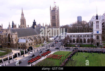 Der Sarg von Queen Elizabeth, der Queen Mother, wird durch den Parliament Square in London getragen, bevor er zur Westminister Abbey für ihr Begräbnis gebracht wird. Stockfoto