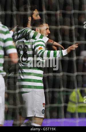 Gary Hooper von Celtic feiert sein zweites Tor mit Teamkollege Georgios Samaras während des Spiels der Clydesdale Bank Scottish Premier League in Celtic Park, Glasgow. Stockfoto