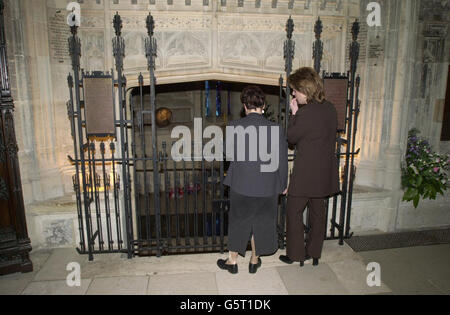 Besucher der George VI Memorial Chapel in St. George's Chapel, Windsor, wo Königin Elizabeth, die Königin Mutter, nach ihrem Begräbnis in der Westminster Abbey interiert wurde. Sie wurde zusammen mit ihrem Mann, König Georg VI., zur Ruhe gebracht, der 1952 starb. * im Gewölbe wird auch die Schatulle mit der Asche der im Februar verstorbenen Prinzessin Margaret platziert. Stockfoto