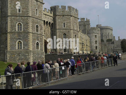 Menschen Schlange vor Windsor Castle Stockfoto