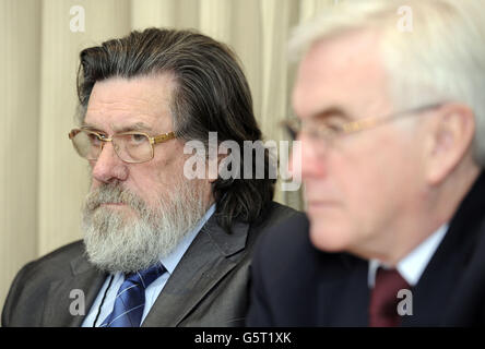 Schauspieler Ricky Tomlinson (links) und Parlamentsabgeordneter John McDonnell (rechts) bei einer Pressekonferenz zur Sensibilisierung für die Kampagne für Gerechtigkeit für die Shrewsbury Twenty Four, London. Stockfoto