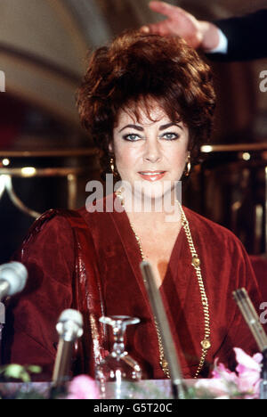 Schauspielerin Elizabeth Taylor bei einer Pressekonferenz in London. Stockfoto