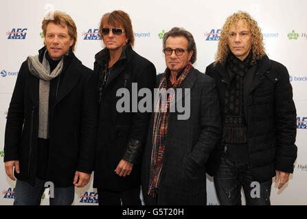 Mitglieder von Bon Jovi, (von links nach rechts) Jon Bon Jovi, Richie Sambora, Tico Torres und David Bryan , während einer Pressekonferenz im Mandarin Oriental, wo sie am 5. Juli einen Sommerauftritt im Hyde Park, London, ankündigen. Stockfoto