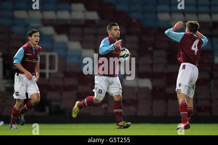 Fußball - FA Youth Cup - vierte Runde - West Ham United / Tottenham Hotspur - Upton Park. Elliot Lee von West Ham United feiert sein Ziel Stockfoto