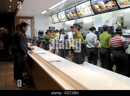 Allgemeine Ansicht eines McDonald's-Restaurants in Camden, London, da das Fast-Food-Restaurant die Schaffung einer beträchtlichen Anzahl neuer Arbeitsplätze in ganz Großbritannien im nächsten Jahr ankündigte. Stockfoto