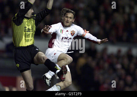 Jerzy Dudek (L) aus Liverpool wird während des UEFA Champion's League-Spiels der Gruppe B in Anfield von Totti aus Roma herausgefordert. Stockfoto