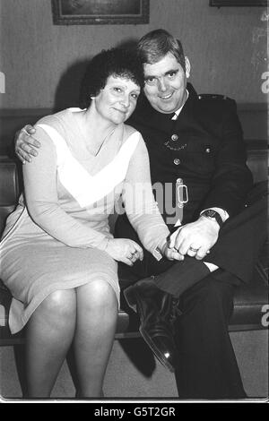 Der Held der Belagerung der iranischen Botschaft, PC Trevor Lock und seine Frau Doreen, nehmen an einer Pressekonferenz im New Scotland Yard, London, Teil. Doreen erzählte, dass sich ihre Liebe zueinander verdoppelt und gezittert habe, als Folge der sechs Tage, in denen ihr Mann von arabischen Terroristen als Geisel genommen wurde. Stockfoto