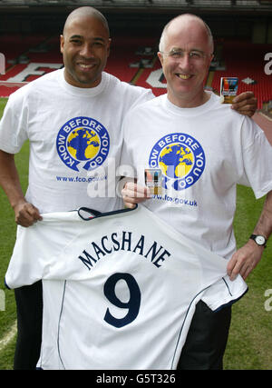 Außenminister Denis MacShane (rechts) und der ehemalige englische Fußballspieler John Barnes schließen sich in Anfield, Liverpool, zusammen, um den Pocket Guide des Außenministeriums und des Commonwealth Büros für die englischen Fans in der bevorstehenden Weltmeisterschaft nach Japan zu starten. Stockfoto