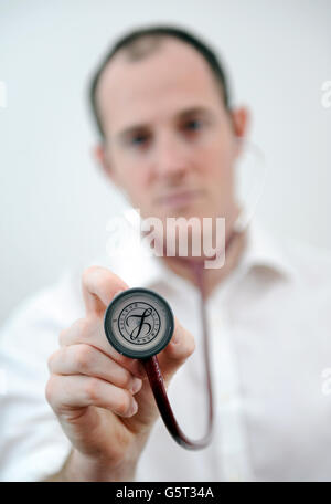 Medizinisches Lager. Ein Modell posiert mit einem Stethoskop Stockfoto