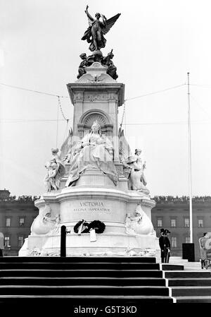 Das Victoria Memorial nach der Enthüllung in London. Es wurde 1911 vom Bildhauer Sir Thomas Brock erbaut. Die Umgebung wurde vom Architekten Sir Aston Webb aus 2,300 Tonnen weißem Marmor gebaut. Es ist ein denkmalgeschütztes Gebäude. Stockfoto