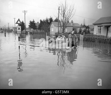 Flutopfer auf Canvey Island, Essex, werden in Sicherheit geschleppt. Stockfoto