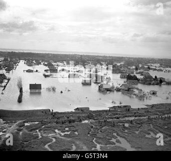 Militärangehörige, die an der durchbrechten Meeresmauer einer überfluteten Canvey Island, Essex, arbeiten, da das Bungalowresort Thames Estuary von Überschwemmungswasser an der britischen Ostküste überschwemmt wird. Die Zwangsevakuierung der letzten 2,000 der 12,000 Einwohner der Insel findet heute statt. Stockfoto