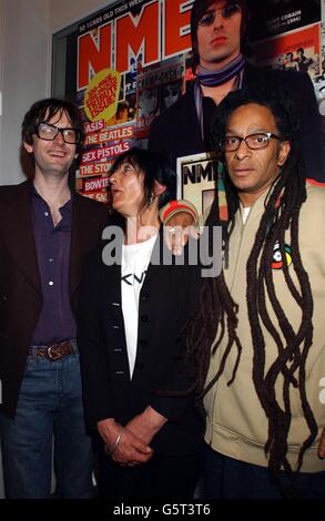 Von links nach rechts; Pulp-Sänger Jarvis Cocker, Fotograf Pennie Smith und Filmregisseur Don Letts während der NME-Ausstellung klassischer Rockfotos in der Eyestorm Gallery. Stockfoto