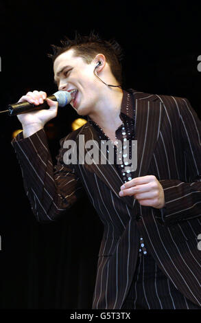 Pop Idol Gareth Gates tritt während eines spontanen Konzerts auf der Bühne auf, zusammen mit Zoe und will, auf der Covent Garden Piazza in London. Stockfoto