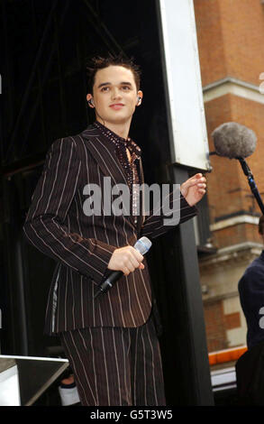 Pop Idol Gareth Gates tritt während eines spontanen Konzerts auf der Bühne auf, zusammen mit Zoe und will, auf der Covent Garden Piazza in London. Stockfoto