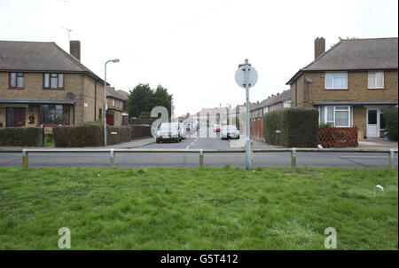 Ein allgemeiner Blick vom Thameside Crescent aus, der 60 Jahre nach der großen Flut von 1953 die North Avenue auf Canvey Island hinunter blickt. Stockfoto