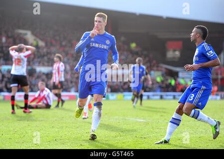 Fußball - FA Cup - vierte Runde - Brentford gegen Chelsea - Griffin Park. Fernando Torres von Chelsea feiert das zweite Tor seines Teams, während Brentford-Spieler niedergeschlagen aussehen Stockfoto