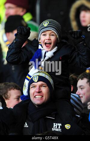 Fußball - FA Cup - vierte Runde - Leeds United / Tottenham Hotspur - Elland Road. Ein junger Leeds United Fan zeigt seine Leidenschaft auf den Tribünen Stockfoto