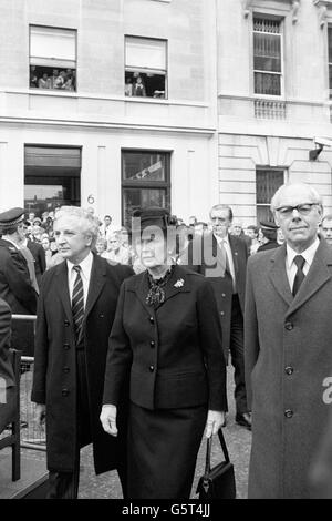 Premierministerin Margaret Thatcher, Ehemann Denis (rechts) und Regisseur Michael Winner, Vorsitzender des Police Memorial Trust, auf dem St. James's Square zur Enthüllung eines Denkmals für den ermordeten Polizisten Yvonne Fletcher. Stockfoto