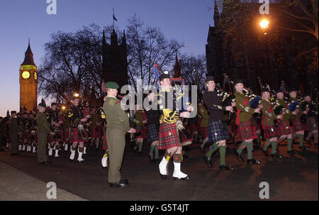 Dudelsackspieler der British Army nehmen an Proben in Westminster, im Zentrum von London für Queen Elizabeth Teil, das Begräbnis der Königin Mutter, das in Westminster Abbey stattfinden soll Stockfoto