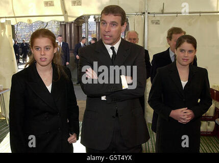 Der Herzog von York mit den Töchtern Beatrice (links) und Eugenie treffen Mitglieder des Royal Voluntary Service der Frauen, die Erfrischungen für die Öffentlichkeit servieren, die darauf warten, in die Westminster Hall zu gehen, um Königin Elizabeth, der Königin Mutter, ihren Respekt zu erweisen. *..., deren Körper bis zu ihrer Beerdigung in einem Zustand liegt. Stockfoto