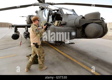 Prinz Harry oder einfach nur Captain Wales, wie er in der britischen Armee bekannt ist, an der von Großbritannien kontrollierten Fluglinie im Camp Bastion Süd-Afghanistan, wo er von September 2012 für vier Monate bis Januar 2013 als Apache Helicopter Pilot/Gunner mit 662 SQD Army Air Corps dient. Bild vom 31/10/2012 Stockfoto