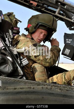 Zuvor unveröffentlichtes Bild vom 31/10/2012 von Prinz Harry oder einfach nur Captain Wales, wie er in der britischen Armee bekannt ist, sitzt auf dem Vordersitz seines Cockpits, wo er als Apache Helicopter Pilot / Gunner mit 662 SQD Army Air Corps dient, An der britischen Fluglinie im Camp Bastion Süd-Afghanistan, von September 2012 für vier Monate bis Januar 2013. Stockfoto