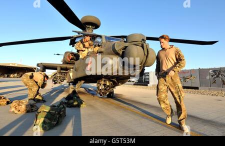 Zuvor unveröffentlichtes Bild vom 01/11/2012 von Prinz Harry oder einfach nur Captain Wales, wie er in der britischen Armee bekannt ist, führt eine Vorflugkontrolle seines Apache Helicopter durch, nachdem er seine 12 Stunden VHR (sehr hohe Bereitschaft) Schicht an der britischen kontrollierten Fluglinie im Camp Bastion Süd-Afghanistan begonnen hat, Dort ist er von September 2012 für vier Monate bis Januar 2013 als Apache Helicopter Pilot/Gunner bei 662 SQD Army Air Corps tätig. Stockfoto