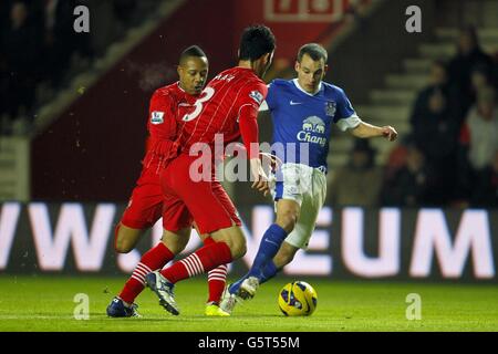 Nathaniel Clyne (links) von Southampton kämpft mit Everton um den Ball Leon Osman (rechts) neben Teamkollege Maya Yoshida (Mitte) Stockfoto