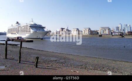 Die Welt vertäute in Greenwich. Das 182-Millionen-Schiff, auf dem die Megareichen dauerhaft in Luxuswohnungen leben werden, hat seinen ersten Auftritt im Zentrum Londons. Das 648 Fuß lange Schiff war vor einem Medientag an Bord in London. * das 43,000-Tonnen-Schiff hat 110 Wohnungen an Bord, von denen die meisten bereits verkauft wurden. Die Wohnungen sind im Preis von 1.4 Millionen bis mehr als 5 Millionen, und in der Größe von 1,106 bis 3,242 Quadratfuß. Das Schiff hat auch 88 Suiten zu vermieten, sowie alle Geschäfte, Restaurants und Freizeiteinrichtungen, die in einer kleinen, wohlhabenden Stadt erwartet werden könnten. Stockfoto