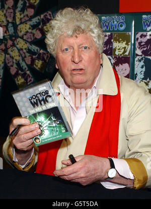 Der ehemalige Doctor Who, Schauspieler Tom Baker, signiert Kopien der DVD von „The Ark in Space“, dem neuesten Doctor Who-Abenteuer, das auf DVD im Virgin Megastore in der Oxford Street in London veröffentlicht wird. Stockfoto