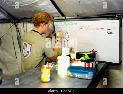 Zuvor unveröffentlichtes Bild vom 03/11/2012 von Prinz Harry oder einfach nur Captain Wales, wie er in der britischen Armee bekannt ist, Zeichnung der Schicht brauen Person (der den Tee den ganzen Tag macht) während seiner 12-Stunden-VHR (sehr hohe Bereitschaft) Schicht, An der britischen Fluglinie im Camp Bastion Süd-Afghanistan, wo er von September 2012 für vier Monate bis Januar 2013 als Apache Helicopter Pilot/Gunner bei 662 SQD Army Air Corps tätig ist. Stockfoto