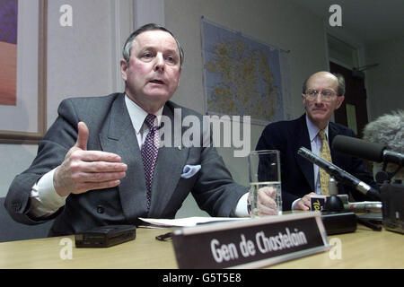 General John de Chastelain (links), Leiter des internationalen Waffenstilllegungsgremiums, mit Andrew Sens in Belfast, wo er berichtete, er habe einen zweiten Akt der IRA-Stilllegung miterlebt. * und dass die Waffen substantiell und vielfältig waren. Die republikanische Führung erklärte, sie habe dem Schritt zugestimmt, um den Friedensprozess in Nordirland zu stärken. In einer Erklärung forderte die IRA die britische Regierung und die unionistische Führung auf, Fortschritte bei der Sicherung einer demokratischen Friedensregelung zu machen. Stockfoto