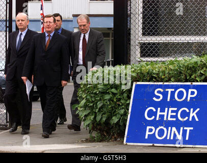 Ulster Unionist Leader David Trimble (Mitte) mit (von links) Minister Michael McGimpsey, David Campbell und Minister Dermot Nesbitt nach einem Treffen mit General John De Chastelain, dem Leiter der Internationalen Stilllegungsstelle, in seinem Hauptsitz in Belfast. Stockfoto