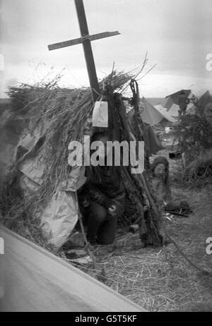 Jo Boyden, 18, aus Dorset, mit ihrer Hütte, die aus Papiersäcken, Stroh und Holz gebaut wurde, beim Isle of Wight Festival mit dem Amerikaner Bob Dylan. Stockfoto