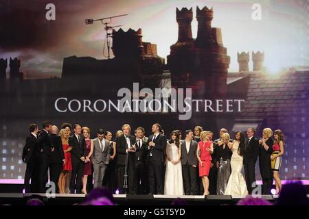 Die Besetzung und Crew von Coronation Street begeben sich auf die Bühne, um den Preis für das beste serielle Drama während der National Television Awards 2013 in der O2 Arena, London, zu erhalten. Stockfoto