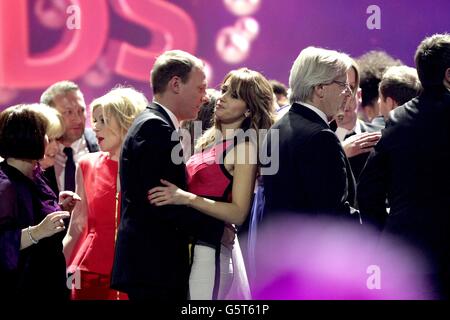 Die Besetzung und Crew von Coronation Street, darunter Samia Ghadie und Antony Cotton, auf der Bühne, um während der National Television Awards 2013 in der O2 Arena, London, den Preis für das beste Seriendrama zu erhalten. Stockfoto