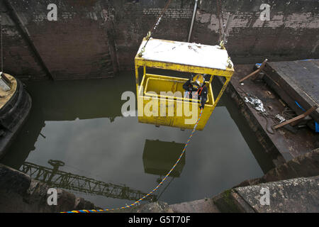 Der Diver Darren Langdown, der für den Canal and River Trust arbeitet, wird ins Wasser abgesenkt, um zwei neun Tonnen schwere Ersatzschleusentore bei holt Lock am River Severn in holt Heath, Worcester, in Position zu bringen. DRÜCKEN SIE VERBANDSFOTO. Bilddatum: Donnerstag, 24. Januar 2013. Wesentliche Wartungsarbeiten werden in holt Fleet, Worcestershire, durchgeführt, wobei der Trust das repariert und neu installiert, was zu den größten Schleusentoren des Landes gehört. Bildnachweis sollte lauten: Fabio De Paola/PA Wire Stockfoto