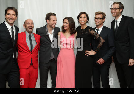 Kris Thykier, Dan Mazer, Rafe Spall, Rose Byrne, Minnie Driver, Simon Baker und Stephen Merchant kommen zur Europa-Premiere von I Give IT A Year im Vue West End im Leicester Square im Zentrum von London. Stockfoto